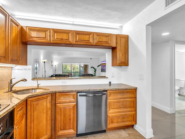 398 Lakeview Dr 205, Weston FL 33326