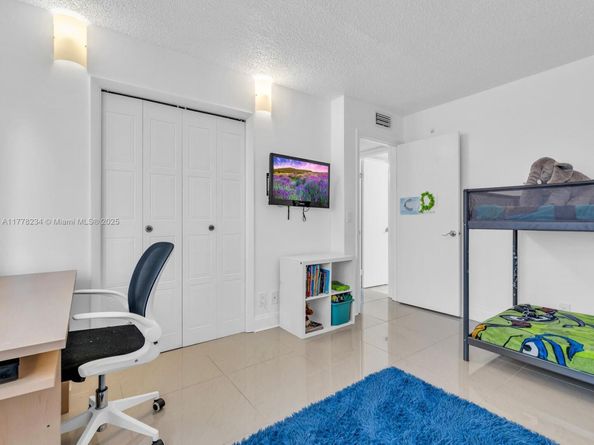 398 Lakeview Dr 205, Weston FL 33326