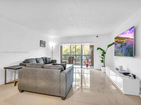 398 Lakeview Dr 205, Weston FL 33326