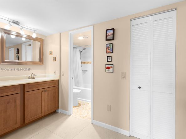 3701 N Country Club Dr 1009, Aventura FL 33180