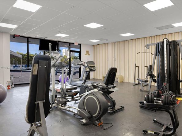 3701 N Country Club Dr 1009, Aventura FL 33180