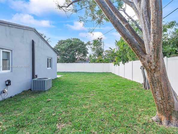 631 NE 57th St, Oakland Park FL 33334