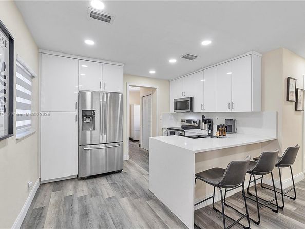 631 NE 57th St, Oakland Park FL 33334