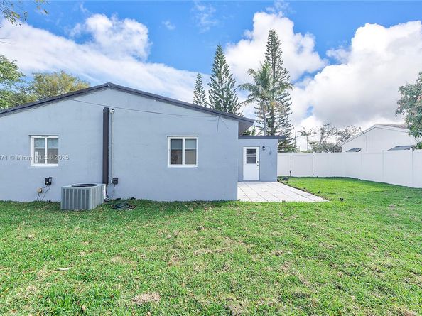 631 NE 57th St, Oakland Park FL 33334