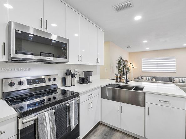 631 NE 57th St, Oakland Park FL 33334