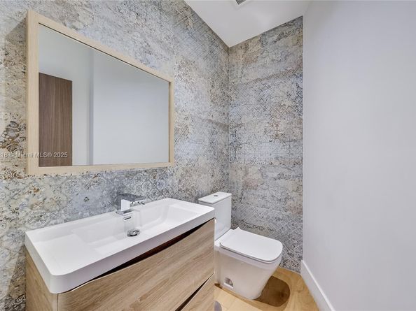 5244 Alton Rd, Miami Beach FL 33140