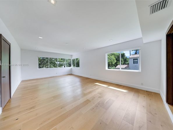 5244 Alton Rd, Miami Beach FL 33140