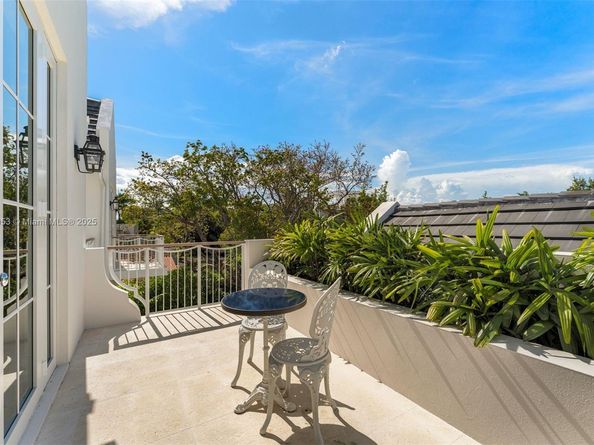 261 Greenwood Dr, Key Biscayne FL 33149