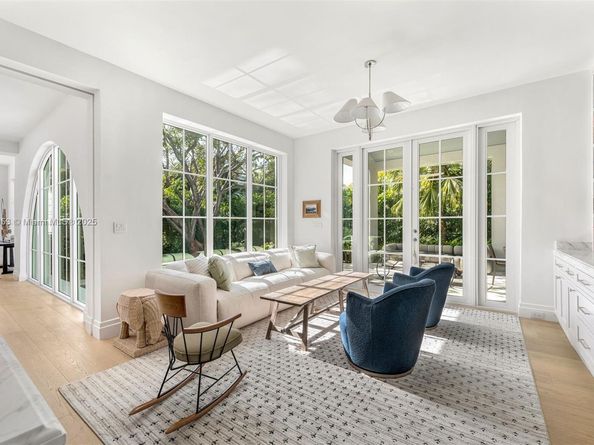 261 Greenwood Dr, Key Biscayne FL 33149
