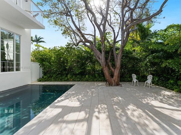 261 Greenwood Dr, Key Biscayne FL 33149
