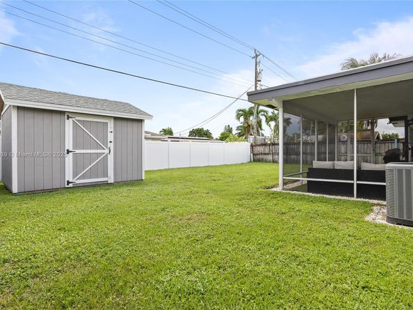 8210 NW 11th St, Pembroke Pines FL 33024