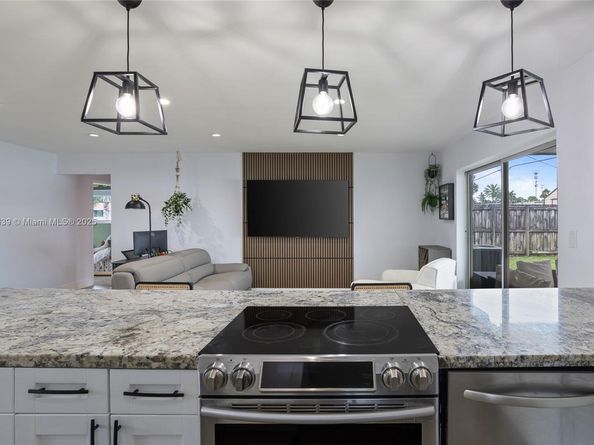 8210 NW 11th St, Pembroke Pines FL 33024