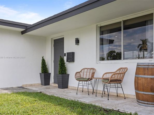 8210 NW 11th St, Pembroke Pines FL 33024