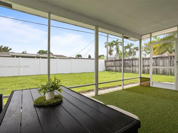 8210 NW 11th St, Pembroke Pines FL 33024