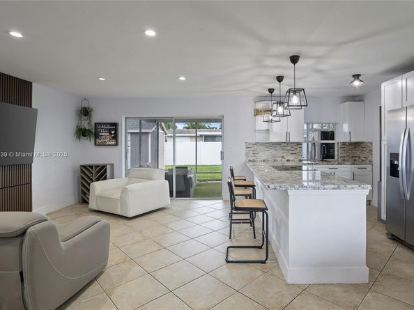 8210 NW 11th St, Pembroke Pines FL 33024