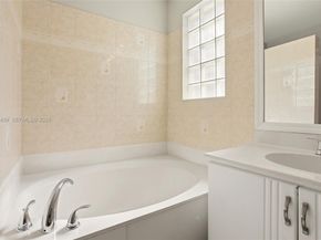 1414 E Harmony Lake Cir, Davie FL 33324