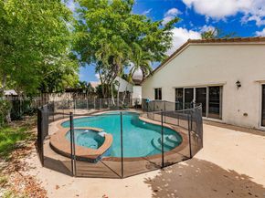 1414 E Harmony Lake Cir, Davie FL 33324