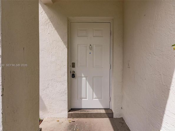 1414 E Harmony Lake Cir, Davie FL 33324