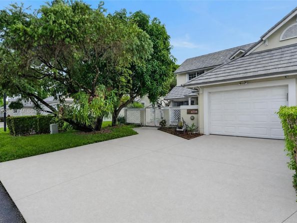 4749 NW 98th Pl, Doral FL 33178