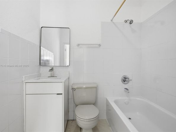 465 NE 165th St, Miami FL 33162