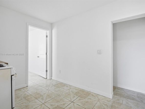 465 NE 165th St, Miami FL 33162