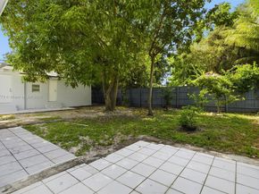 465 NE 165th St, Miami FL 33162