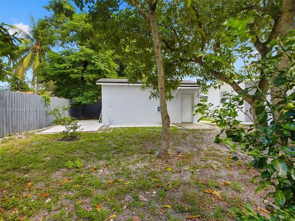 465 NE 165th St, Miami FL 33162