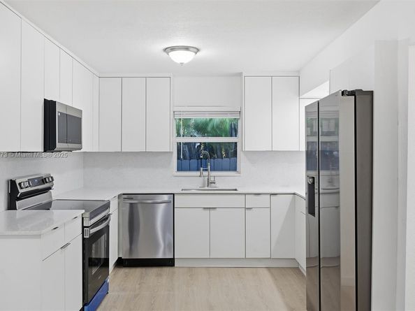 465 NE 165th St, Miami FL 33162