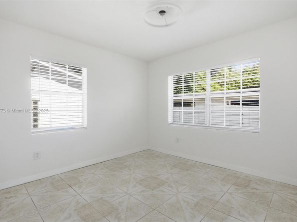 465 NE 165th St, Miami FL 33162