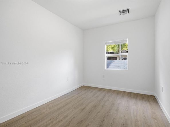 465 NE 165th St, Miami FL 33162