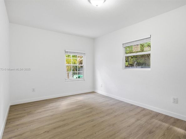 465 NE 165th St, Miami FL 33162