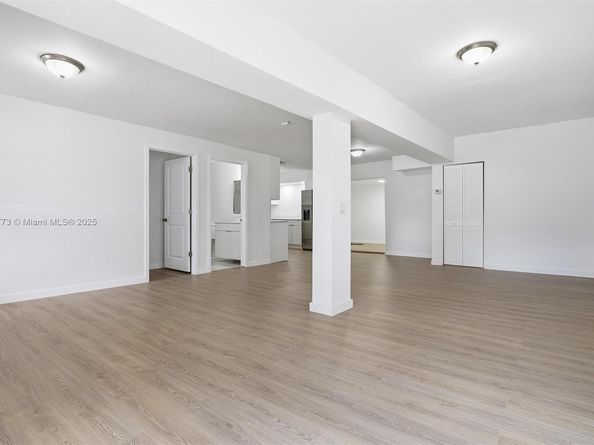 465 NE 165th St, Miami FL 33162