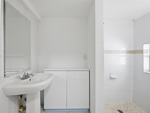 465 NE 165th St, Miami FL 33162