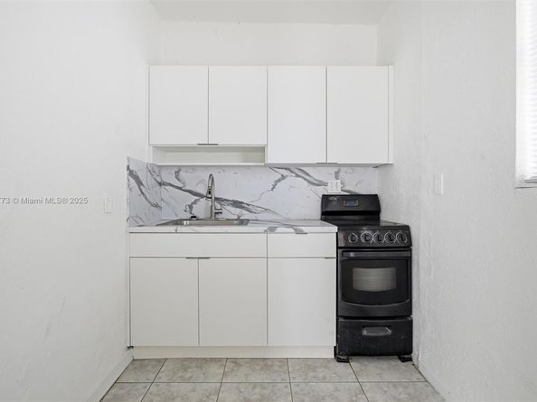 465 NE 165th St, Miami FL 33162