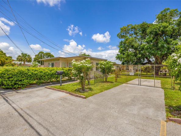 1845 Dixieanna St, Hollywood FL 33020