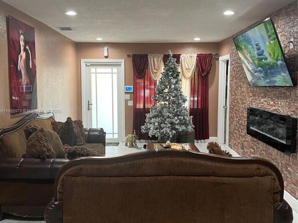 7130 NW 21st Ct, Miami FL 33147