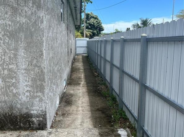7130 NW 21st Ct, Miami FL 33147