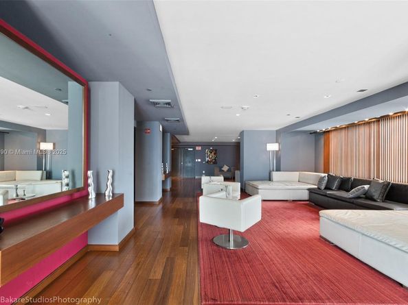 325 S Biscayne Blvd 3918, Miami FL 33131