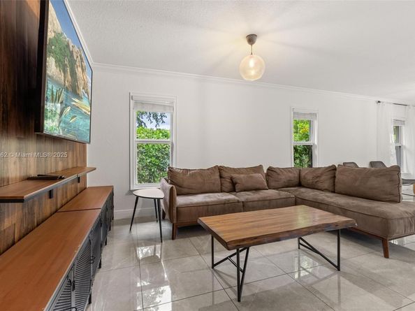 1081 NE 132nd St, North Miami FL 33161