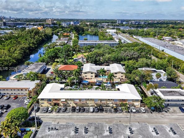 1820 Venice Park Dr 102, North Miami FL 33181