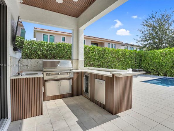 5952 W Brookfield Cir W, Hollywood FL 33312