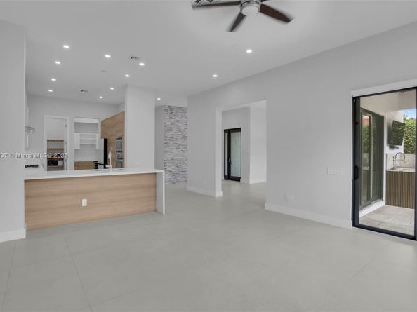 5952 W Brookfield Cir W, Hollywood FL 33312