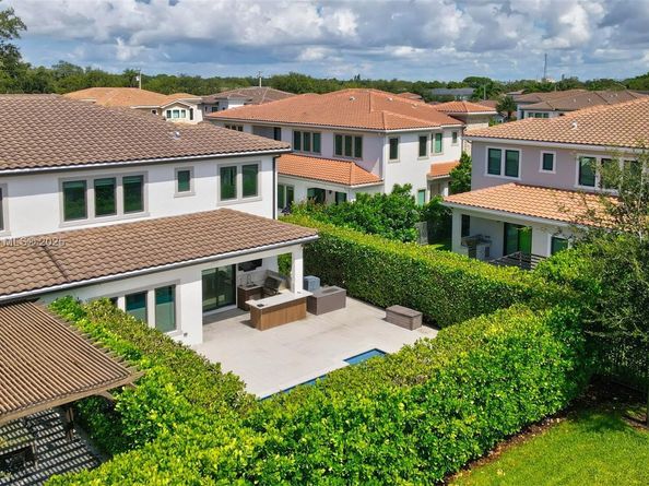 5952 W Brookfield Cir W, Hollywood FL 33312