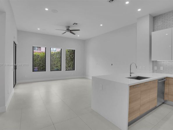 5952 W Brookfield Cir W, Hollywood FL 33312