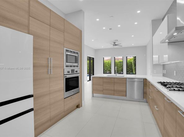 5952 W Brookfield Cir W, Hollywood FL 33312