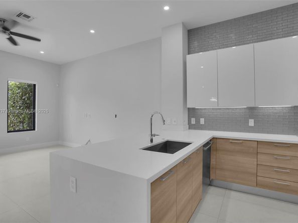 5952 W Brookfield Cir W, Hollywood FL 33312