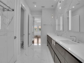 5952 W Brookfield Cir W, Hollywood FL 33312