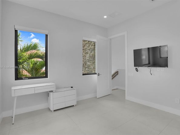 5952 W Brookfield Cir W, Hollywood FL 33312