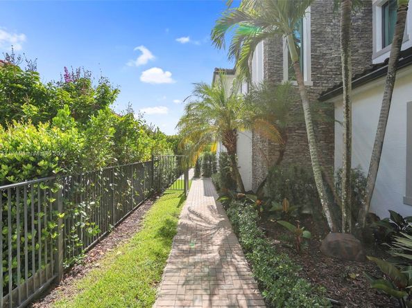 5952 W Brookfield Cir W, Hollywood FL 33312