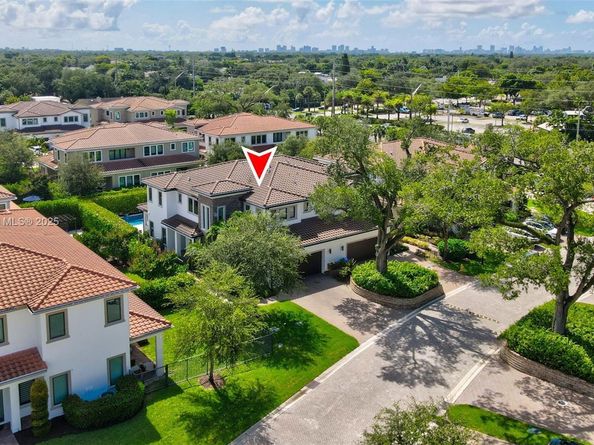 5952 W Brookfield Cir W, Hollywood FL 33312